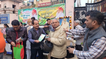 Shree Asharam Ji Bapu Ashram, in collaboration with Rabindra Sarovar’s Friends Forum (RSFF), organised a Tulsi plant distribution program on 25th December 2025 (Christmas Day) from 2:00 PM to 6:00 PM on wards.