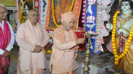 The event commenced at 5 pm with the gracious presence of Swami Biswatmananda Ji Maharaj, General Secretary, Bharat Sevashram Sangha, who inaugurated the program.