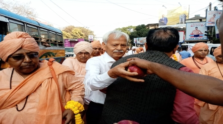 RSFF distributed 300 apples and 5,000 packets of Bundi among the participants and devotees, ensuring smooth and well-organized service during the procession.
