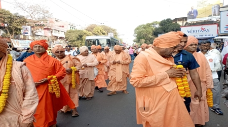 Rabindra Sarovar Friends Forum successfully organized a Service Activity on Friday, 13th February 2026 at 3:30 PM, in connection with the Religious Colorful Procession of Hindu Saints, Seers & Heritage hosted by Bharat Sevashram Sangha.